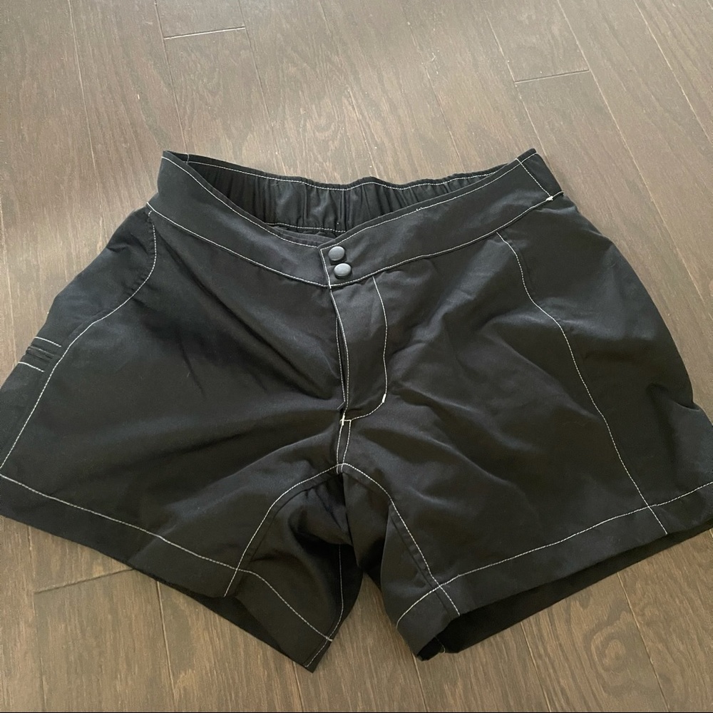 Pearl Izumi women’s mountain bike padded shorts M